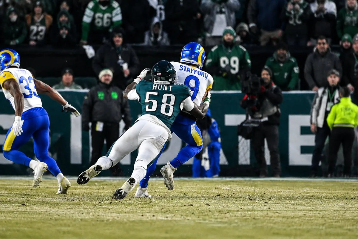 Jalyx Hunt closing on the quarterback for the Philadelphia Eagles