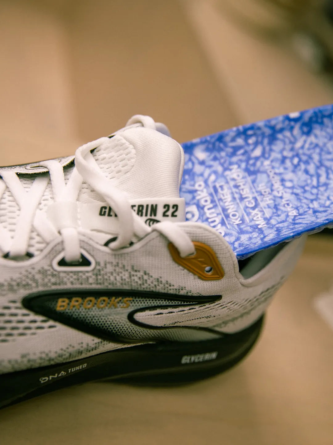 Blumaka Performance insole beside a running shoe