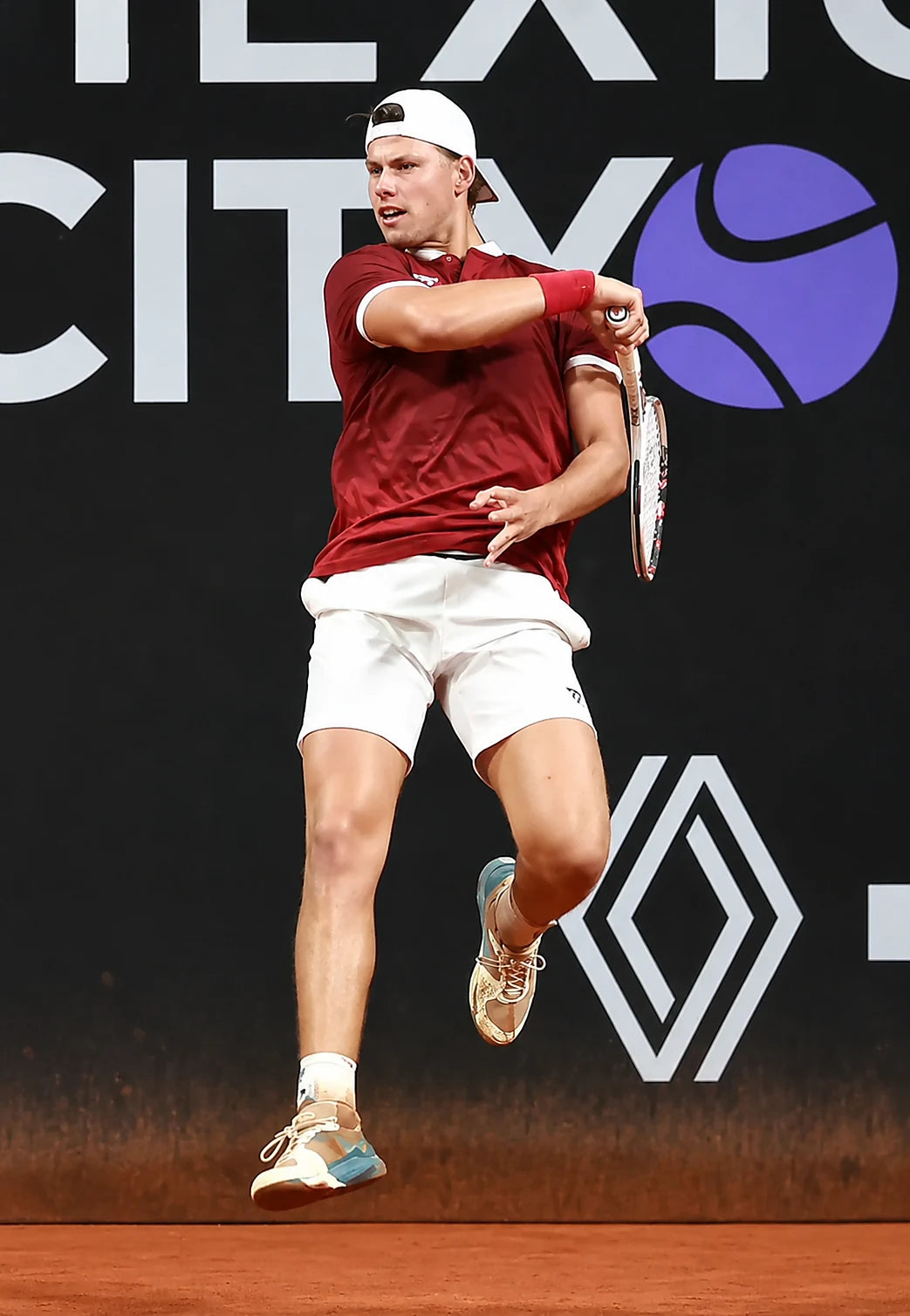 Danny Milavsky hitting a jumping forehand at the Mexico City Open, wearing Blumaka NonSlip