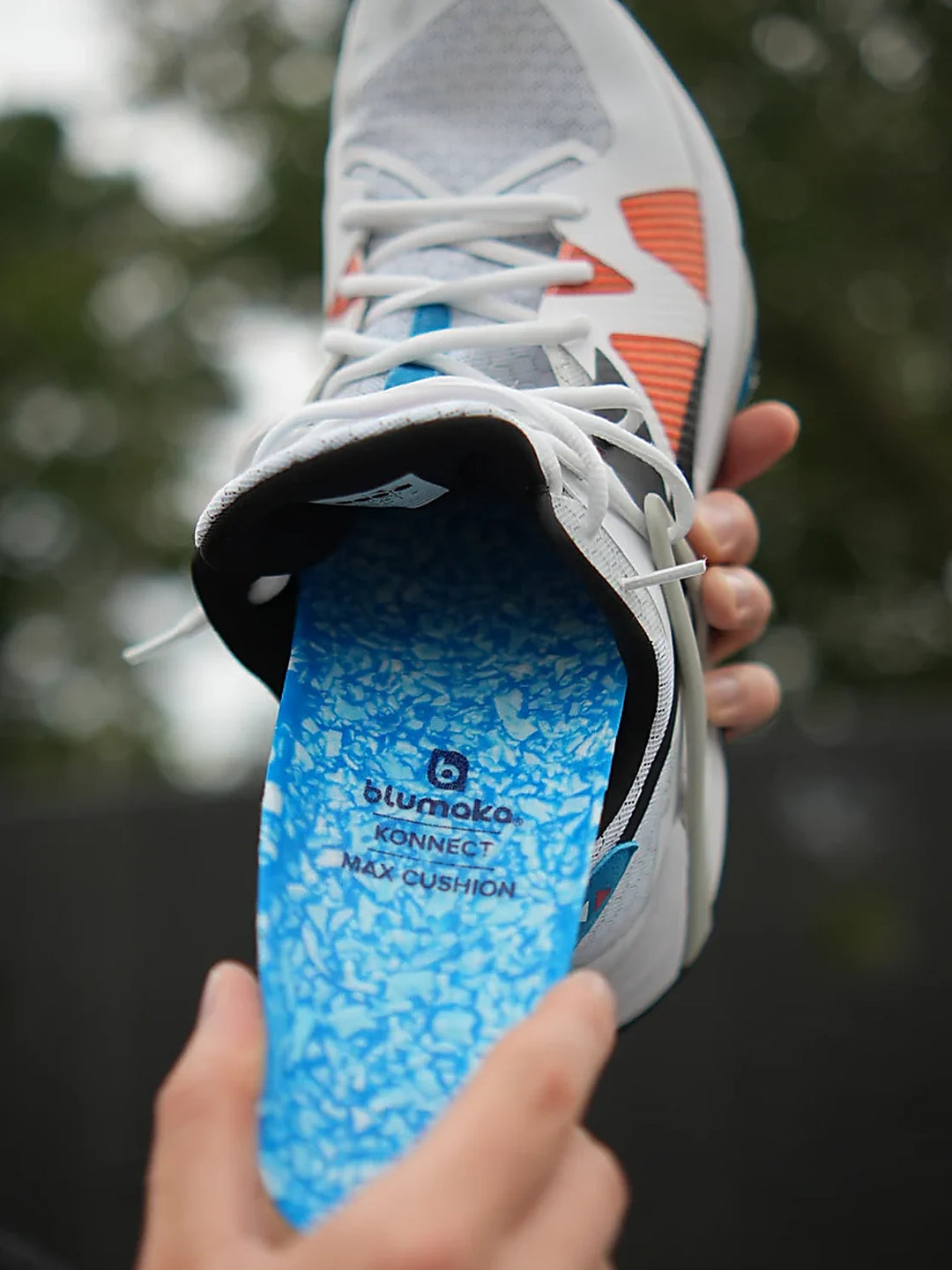 Pulling the Blumaka Konnect Max Cushion insole out of a tennis shoe